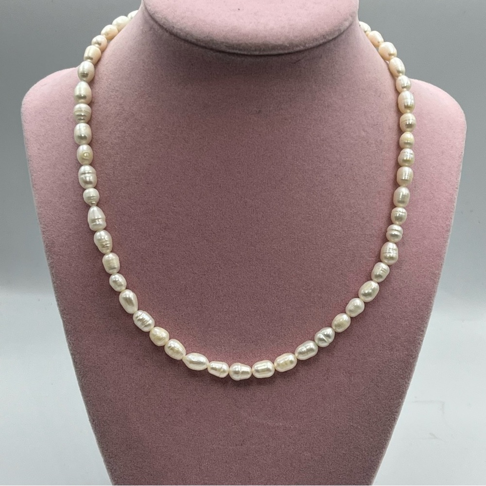 Elegant small freshwater Pearl Necklace